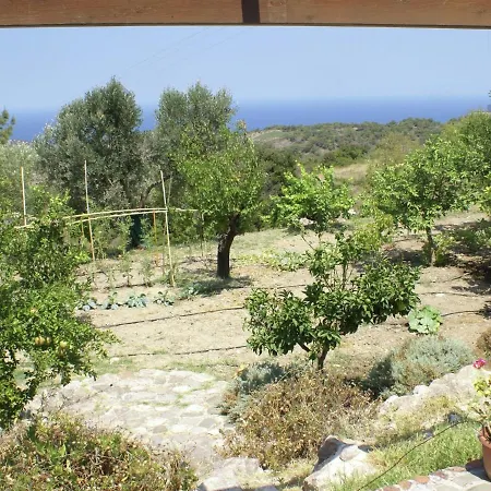 Charming In With Garden Kritinía