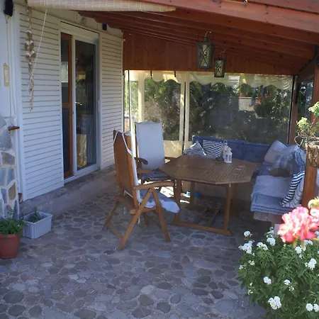 Holiday Home With Garden In Kritinia Semesterbostad