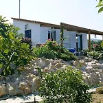 بيت للعطل With Garden In *