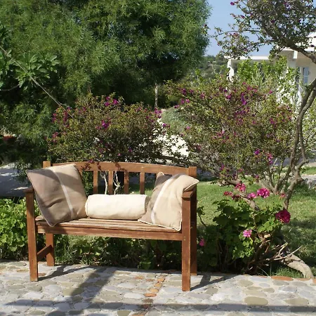 Дом отдыха Charming In With Garden